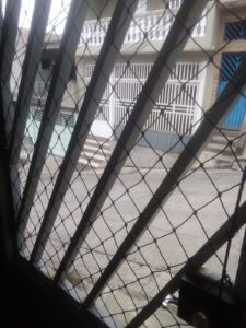 Tela de proteção para portões